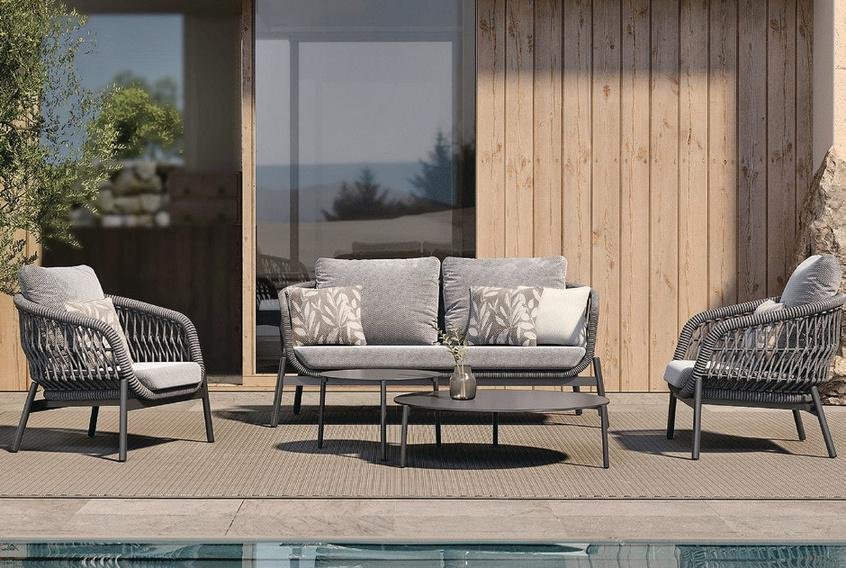 Living sofisticado com sofá e poltronas