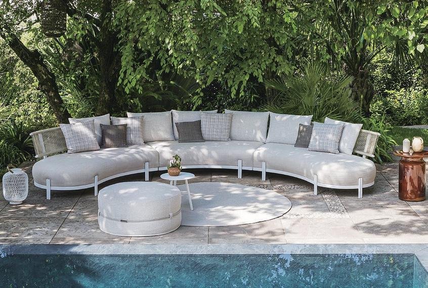 Composição modular curvada para área externa premium